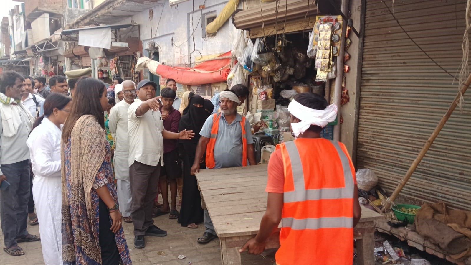 सोमवार को नगर पालिका अकबरपुर की ओर से अतिक्रमण के खिलाफ कार्रवाई के दौरान तख्त उठाते कर्मचारी।