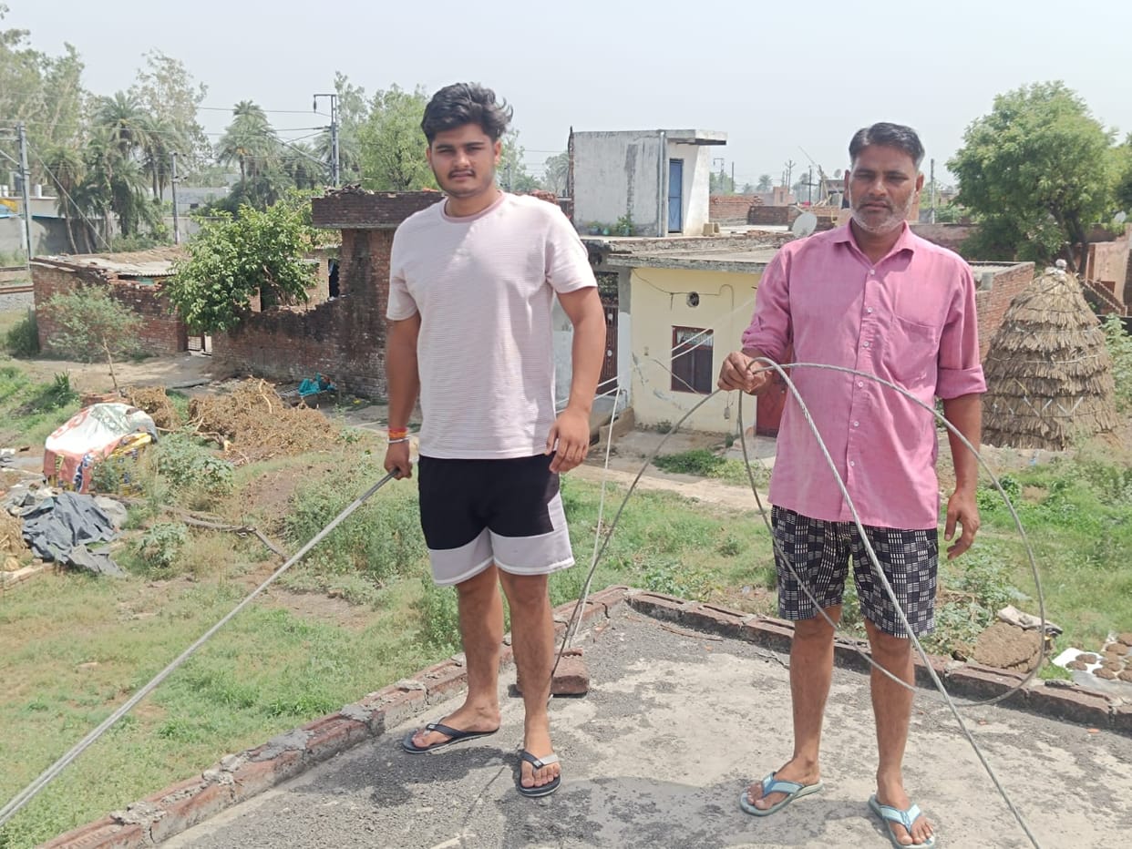 Villagers protested against the HT line passing through the roofs.