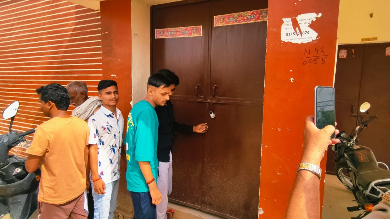 Power cut 20 times in 24 hours, villagers locked the Dhanapur substation and protested