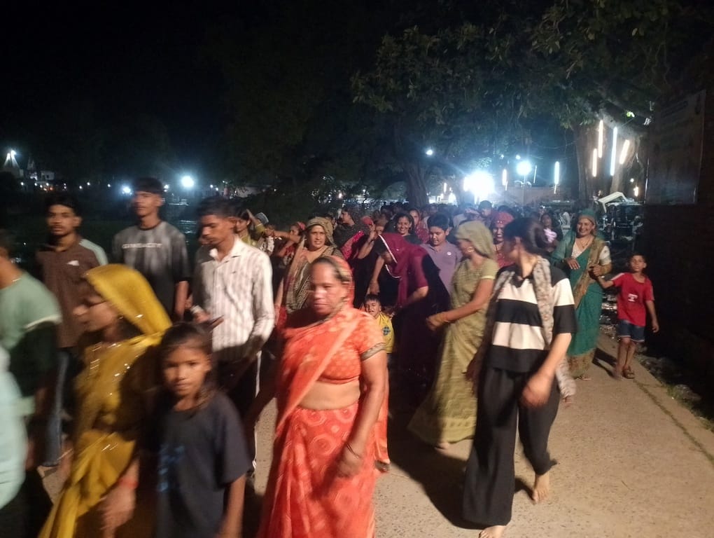 Today, saints and sages will take a royal bath in Dharnidhar Sarovar.