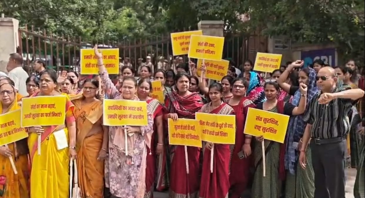 Jain community submitted a memorandum to the DC in protest against the Rewa incident.