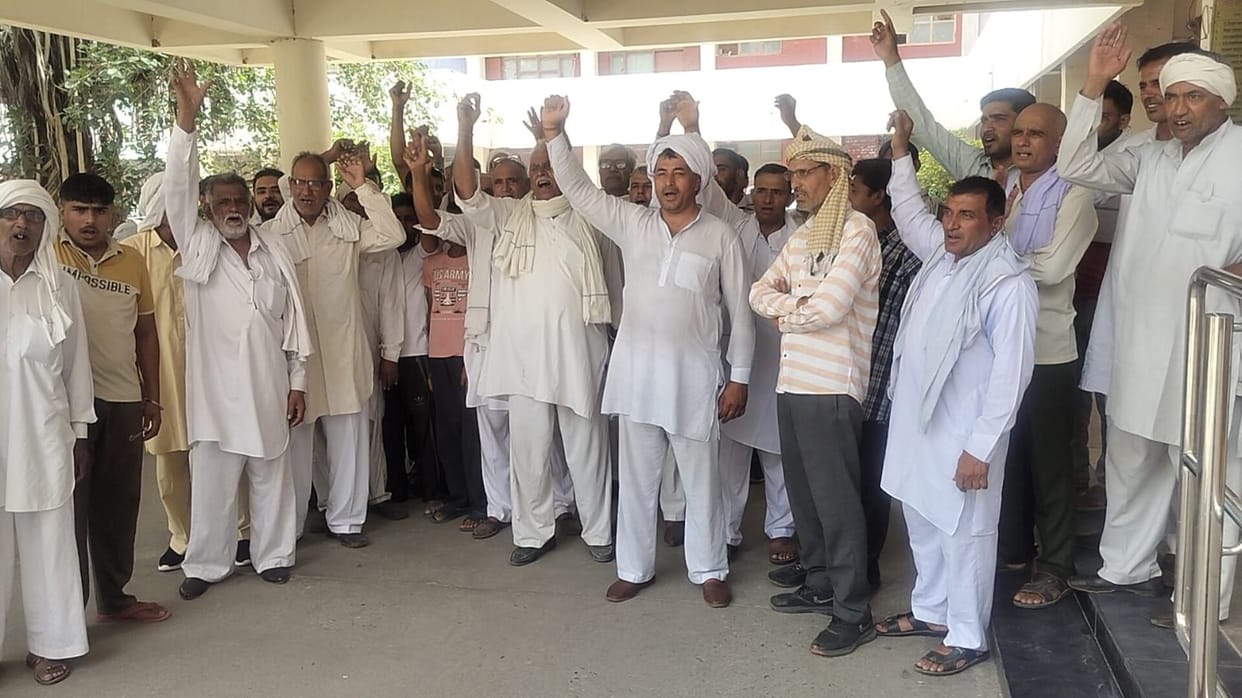 Farmers Raise Their Voices at the Mini Secretariat in Protest Against the Compensation Policy
