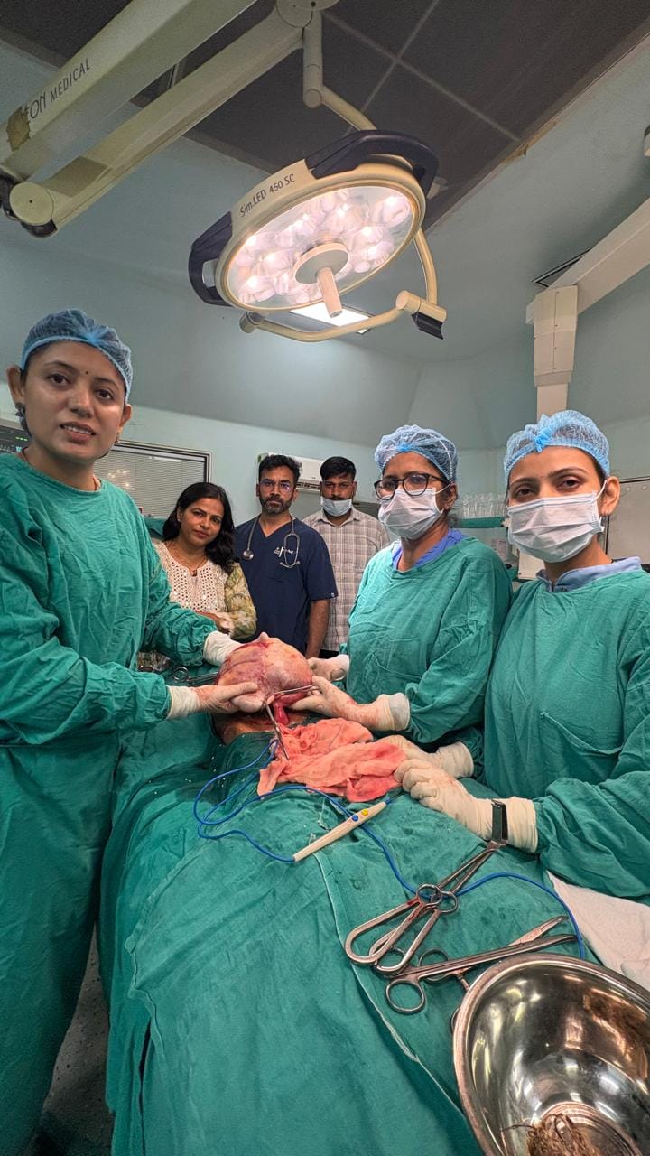 A six-kilogram tumor was removed from the stomach of an 11-year-old girl.
