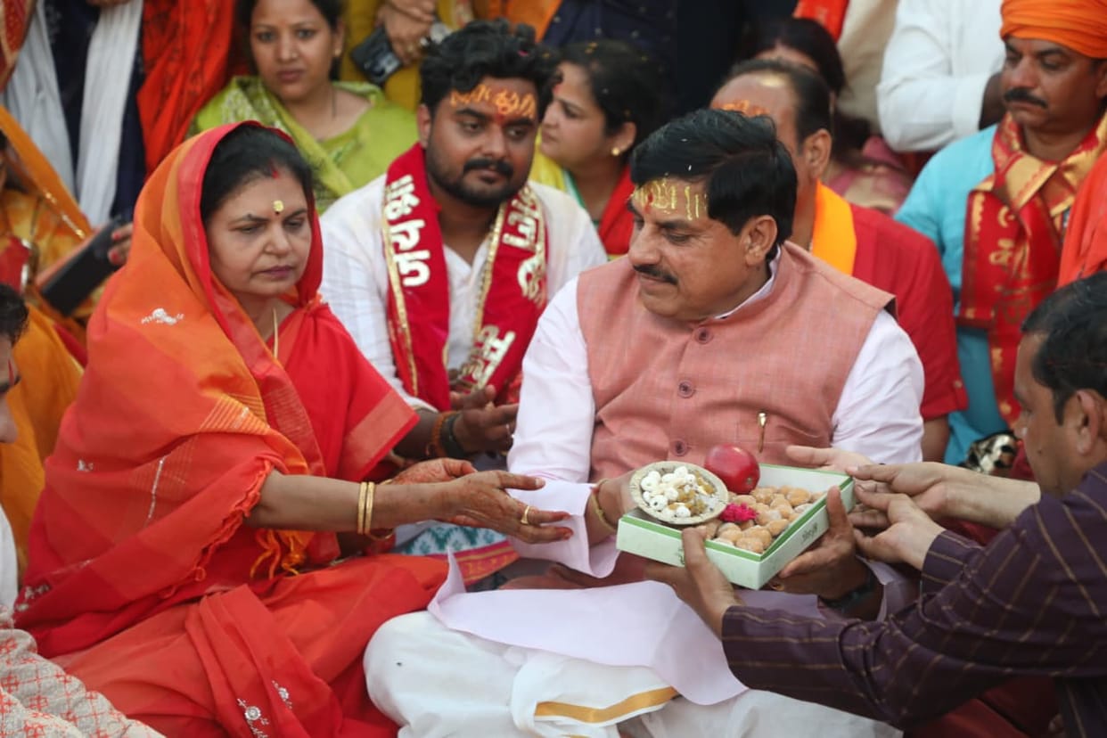 CM Dr. Mohan Yadav Worships Mother Shipra,Offers 250-Meter Chunari news in hindi