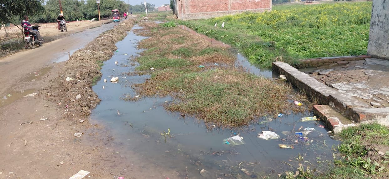 Englishbadhal atrauli-ganiyavli marg se graminon mein gussaVillagers angry over the dilapidated