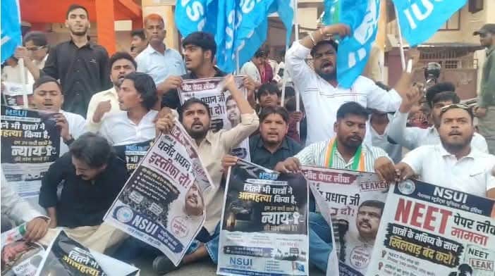 बीजेपी कार्यालय के बाहर प्रदर्शन करते यूथ कांग्रेस के कार्यकर्ता