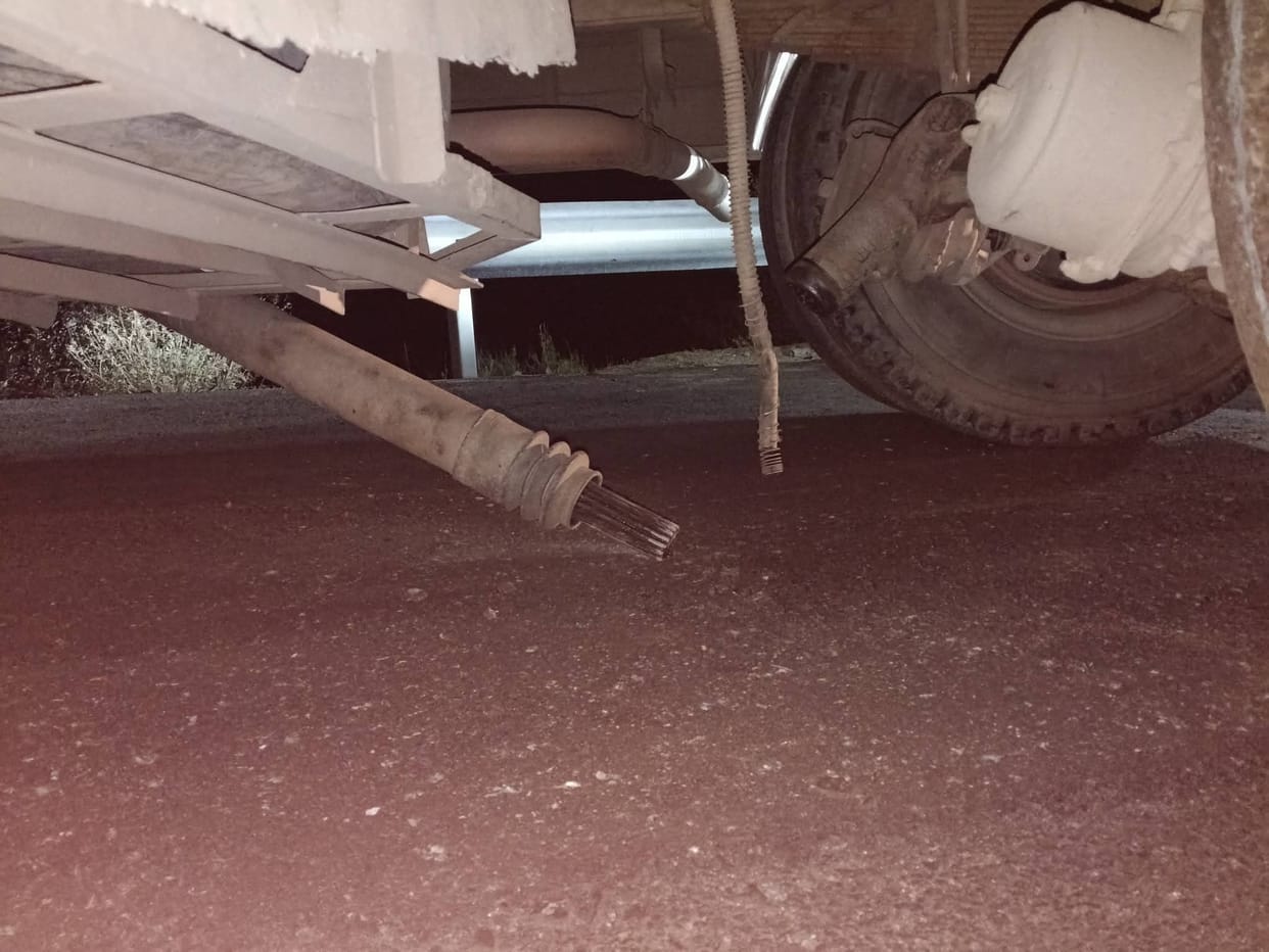 The shaft of a private bus broke, accident was averted due to prudence.