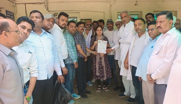 एसडीएम कार्यालय पर एसडीएम को ज्ञापन देते ब्राह्मण समाज के लोग।संवाद