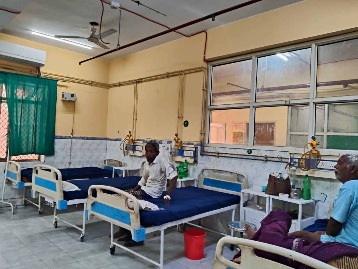 Fan-AC broken in geriatric ward, patients suffering in heat