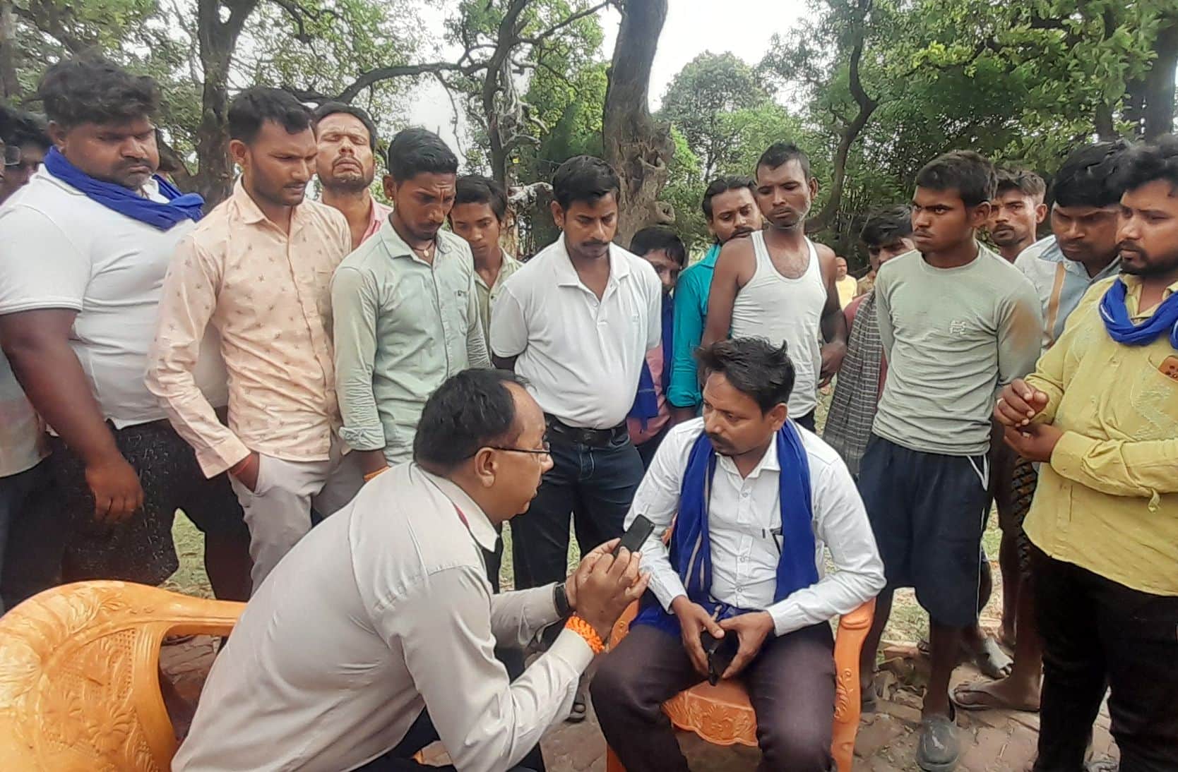 फोटो-12-आंबेडकर प्रतिमा  क्षतिग्रस्त  होने की घटना में ग्रामीणों से बात कर शांत कराते एसडीएम रण