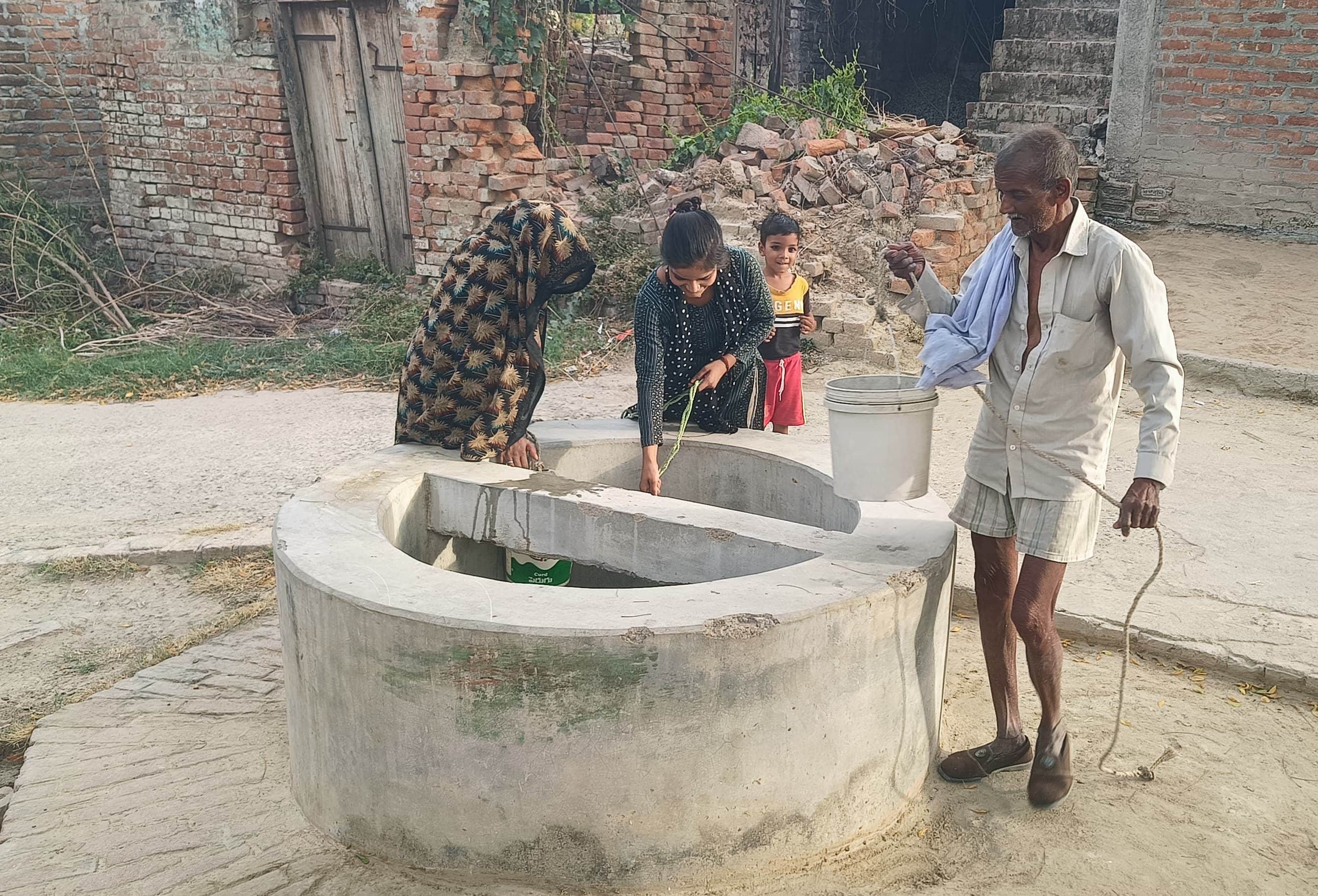 फोटो-16-औरास क्षेत्र में बिजली न आने से कुएं से पानी भरते लोग। संवाद