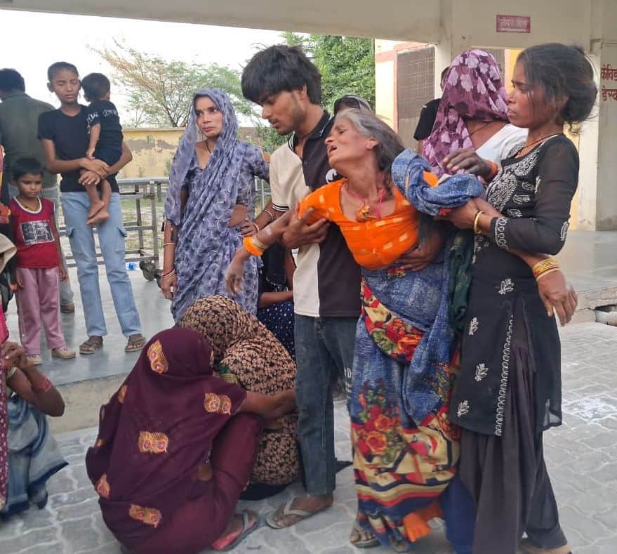 फोटो-24- युवक की मौत के बाद सीएचसी में बिलखते परिजन। संवाद