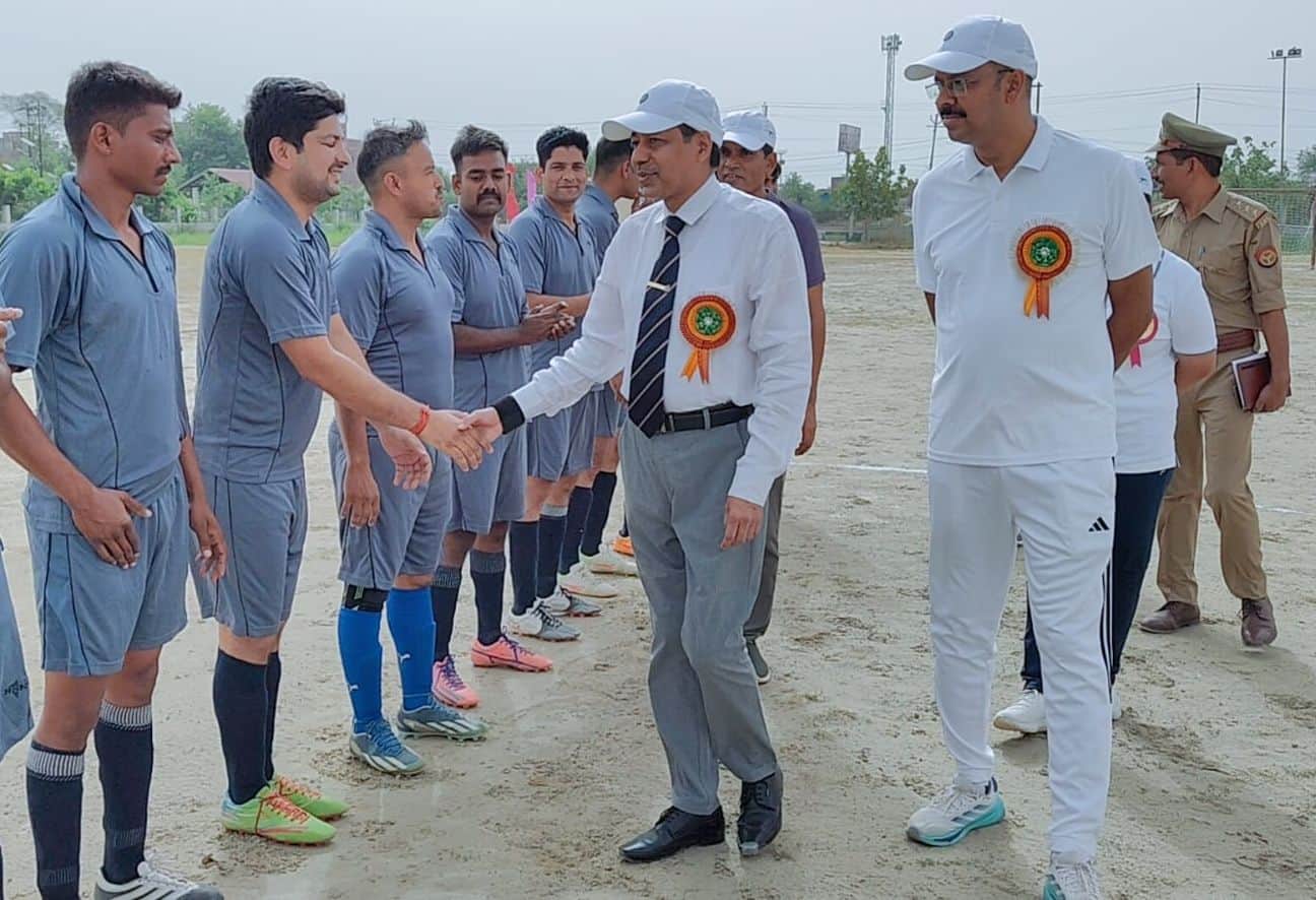 फोटो-28- खिलाड़ियों से हाथ मिलाकर परिचय प्राप्त करते एसपी जयप्रकाश सिंह। स्रोत पुलिस।