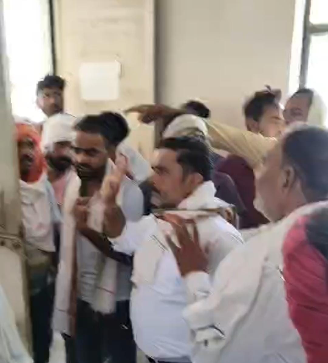 फोटो: 38 बलरई फीडर पर हंगामा करते किसान। स्रोत स्वंय