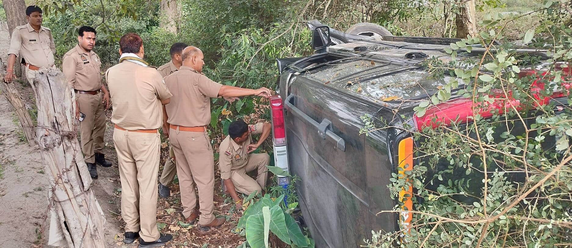 फोटो-4- लखनऊ-बांगरमऊ मार्ग पर खंती में पलटा पड़ा पीआरवी वाहन। संवाद