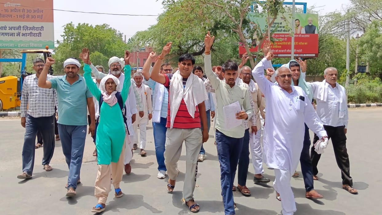 Farmers Take to the Streets Against New Compensation Policy for High-Tension Lines