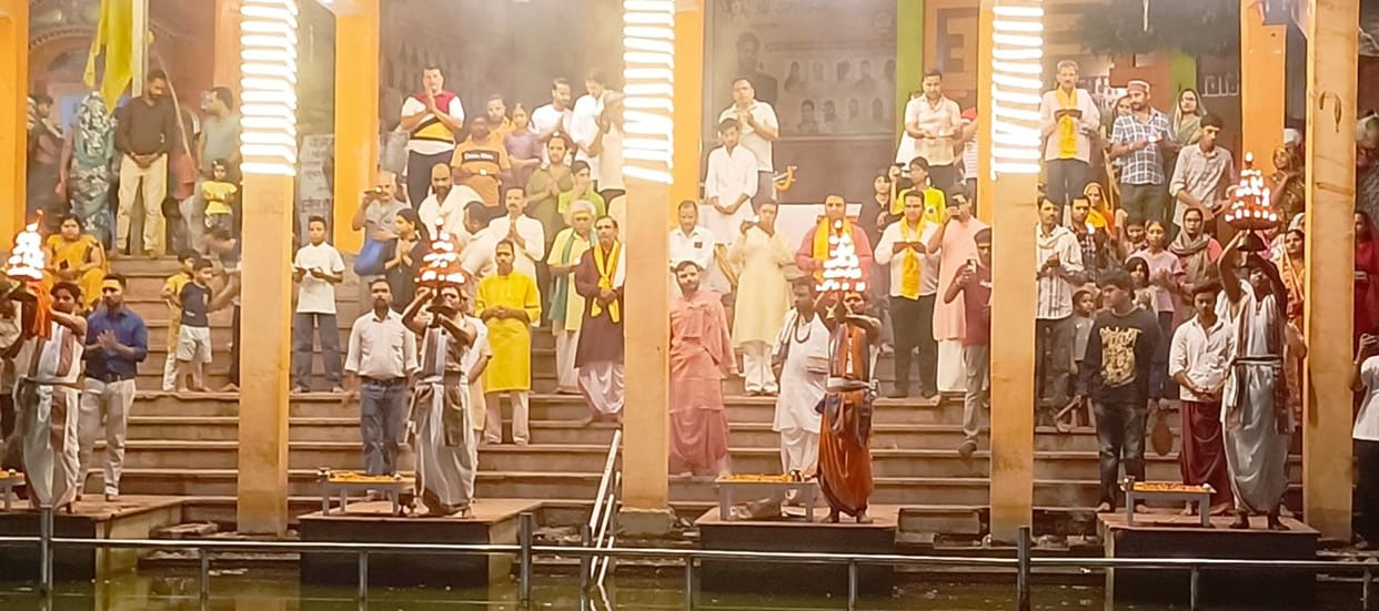 Devotees gathered for the grand aarti at Hari Ki Pauri Ghat.
