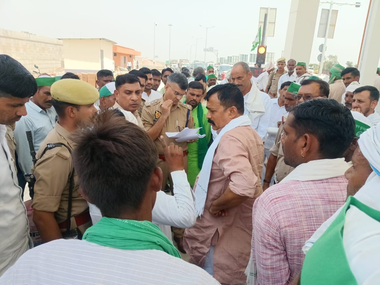 When the toll was cut on the Ganga Expressway, the Bhakiyu state president sat on a dharna.