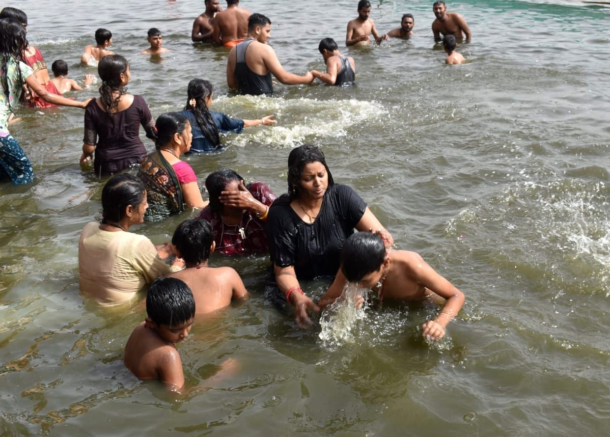 On Dussehra, devotees took a holy dip of faith in the Yamuna.
