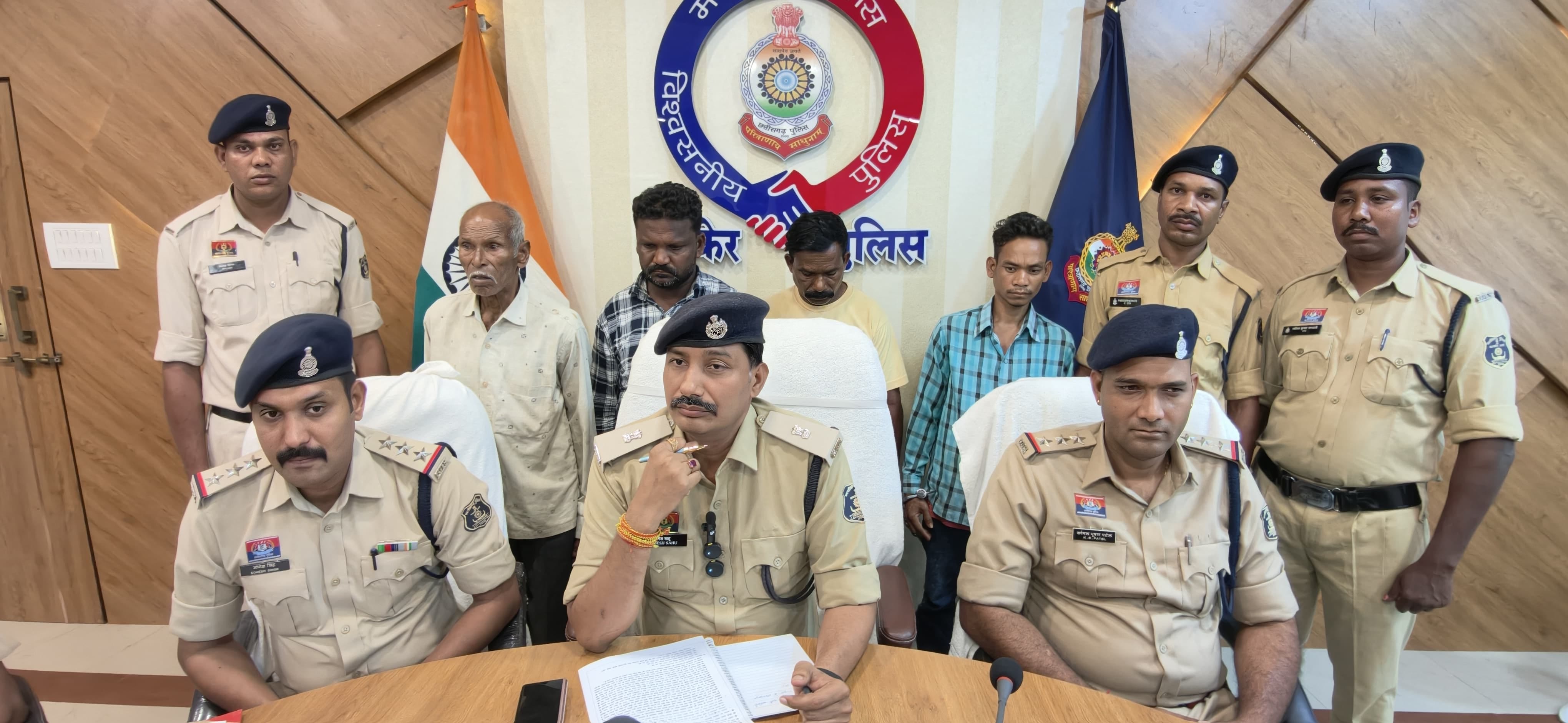 गिरफ्तार आरोपी व घटना की जानकारी देते पुलिस