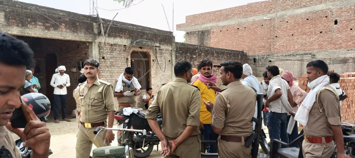 घटना के मौके पर पहुंचकर ग्रामीणों से पूछताछ करती पुलिस। स्रोत: ग्रामीण