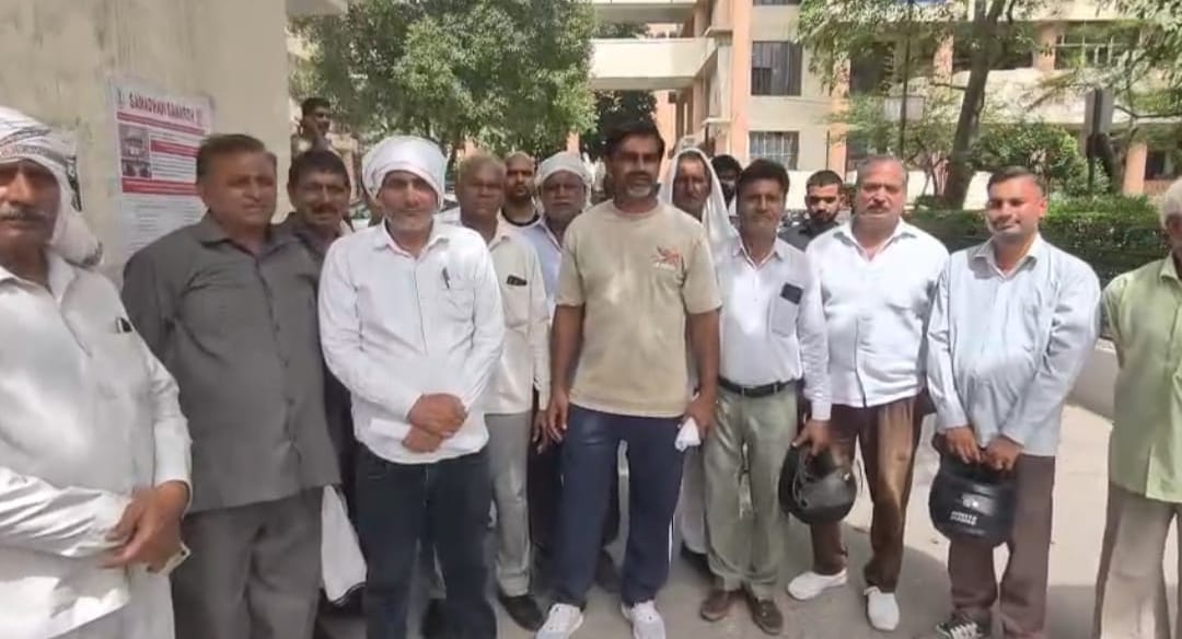 Farmers from 11 villages submitted a memorandum to the DC in protest against the high-tension line compensation policy.