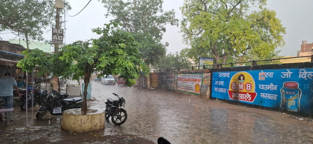 Hathras Scorched by Heat on the First Day of Nautapa; Rain and Hail Bring Relief in the Evening