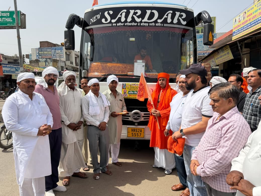 Mahant flagged off the pilgrimage bus.