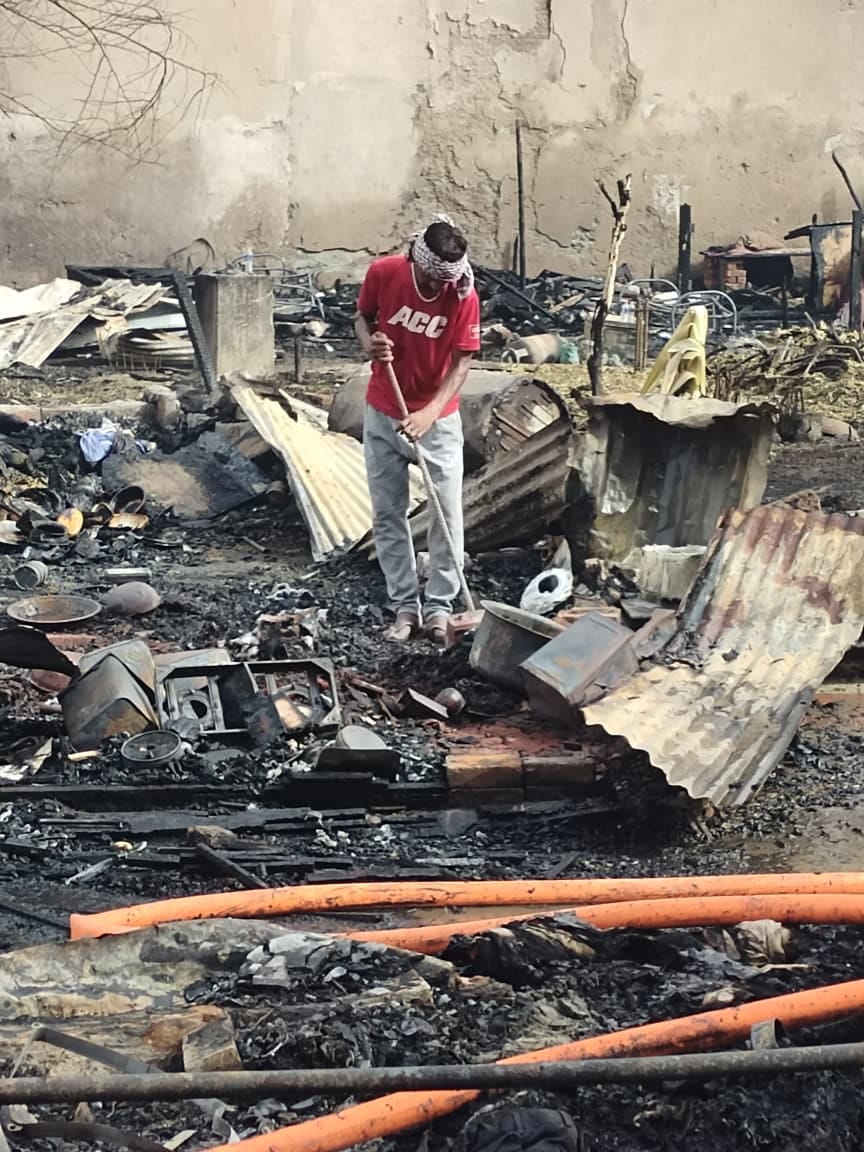 The fire destroyed 15 huts, 5 vehicles and a kiosk, but there were no casualties.