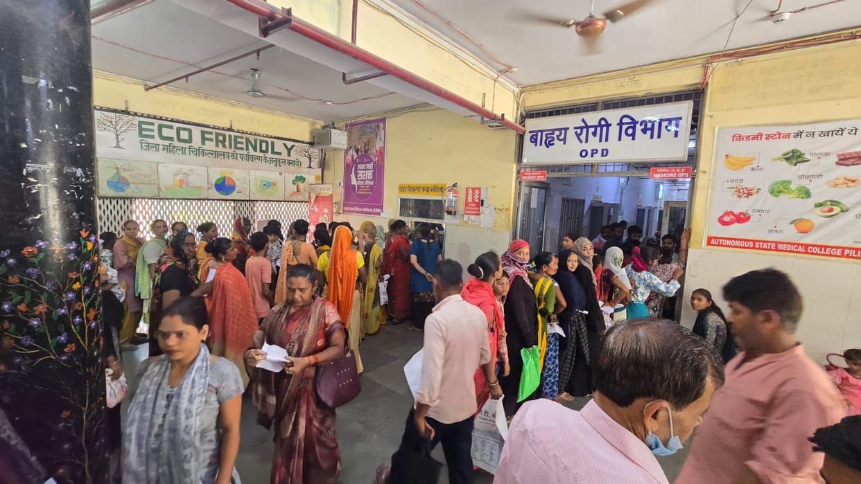 In the scorching heat, the medicine and emergency wards in the district hospital are full.