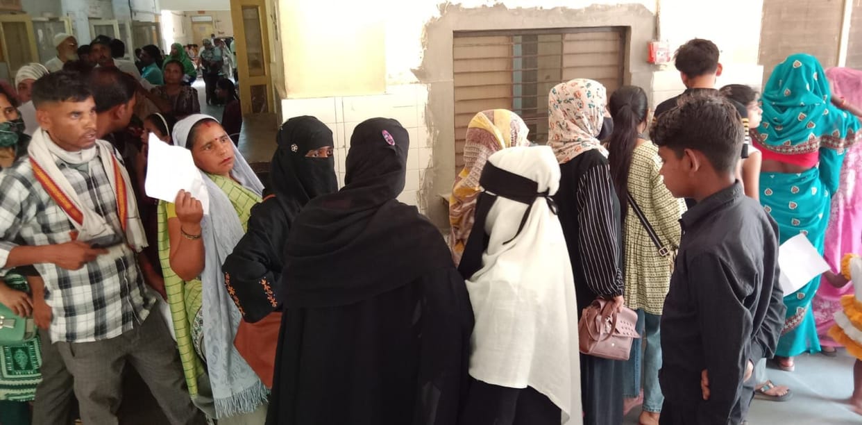 Skin diseases on the rise in the scorching heat, people flock to the district hospital for tSkin diseases on the rise in the scorching heat, people flock to the district hospital for treatmentreatment