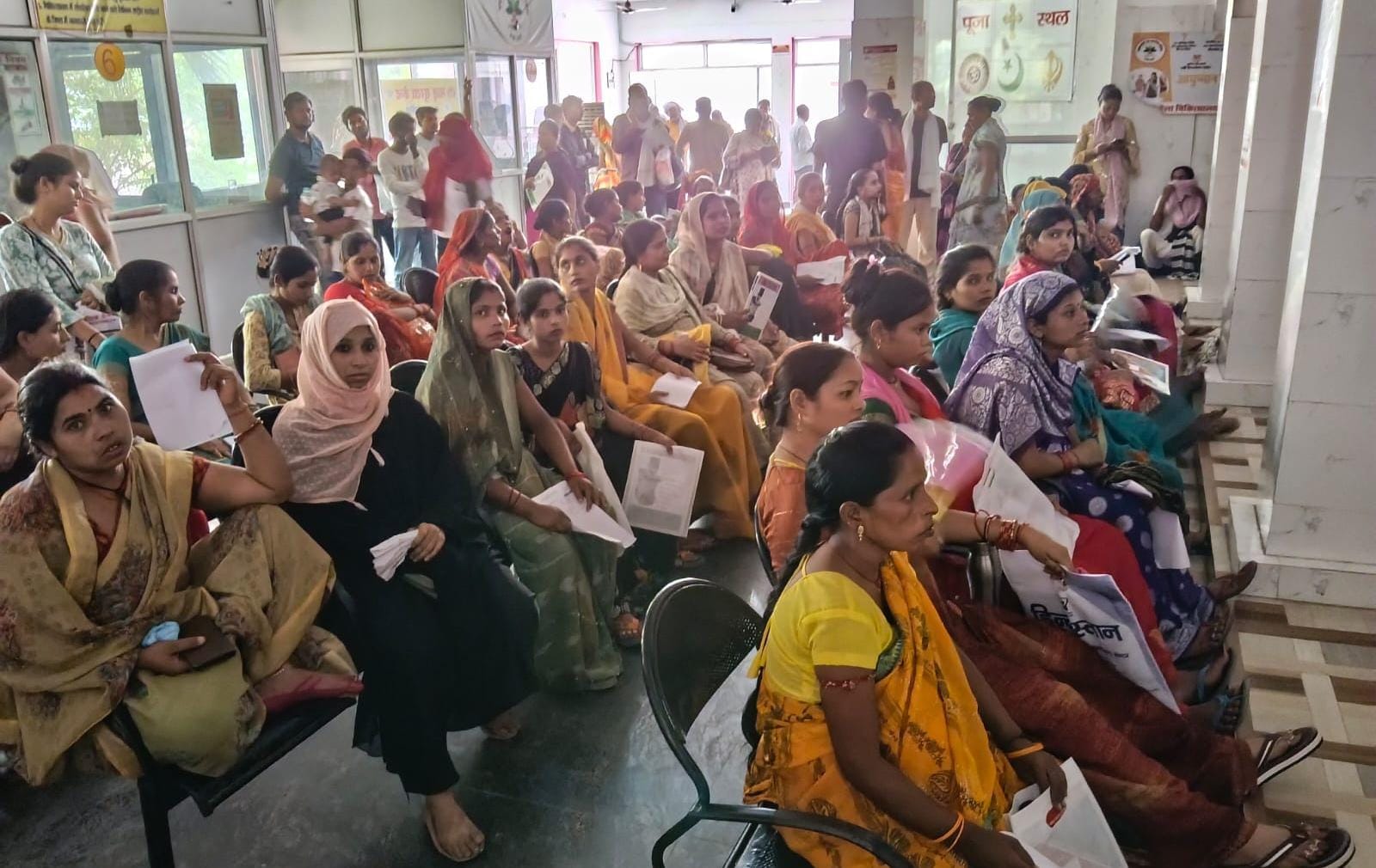 जिला महिला अस्पताल में डॉक्टर को दिखाने के लिए गर्मी में कतार लगाकर बैठी महिलाएं। संवाद