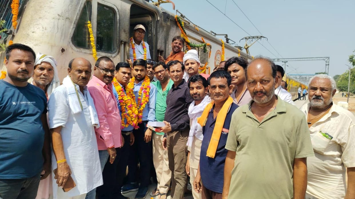 Nakaha Jungle-Daliganj passenger train ran again and was welcomed.