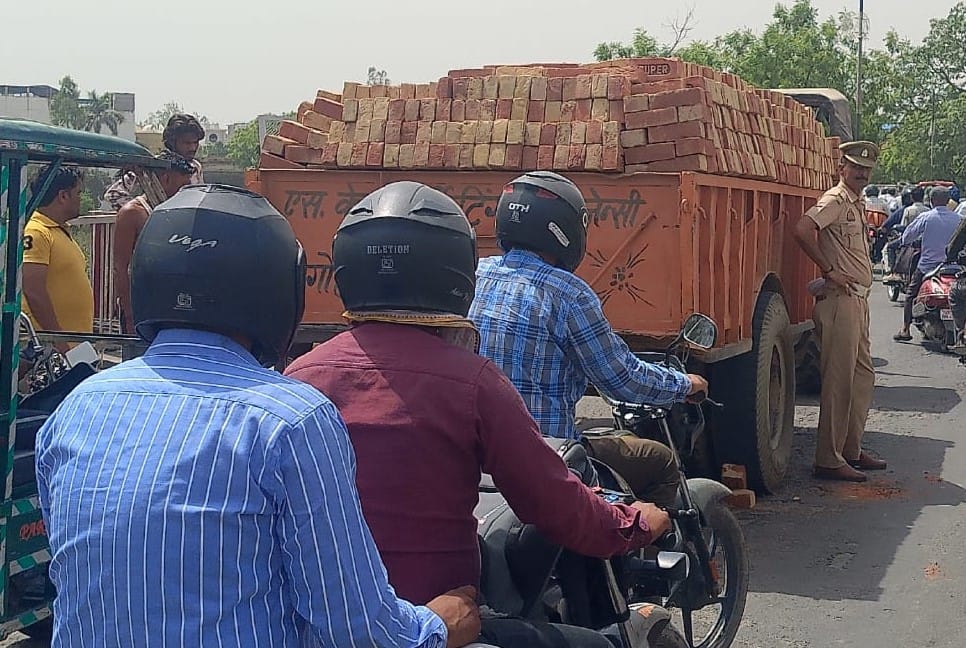 Brick-Laden Trolley Breaks Down on Kachahri Bridge; Commuters Grapple with Traffic Jam