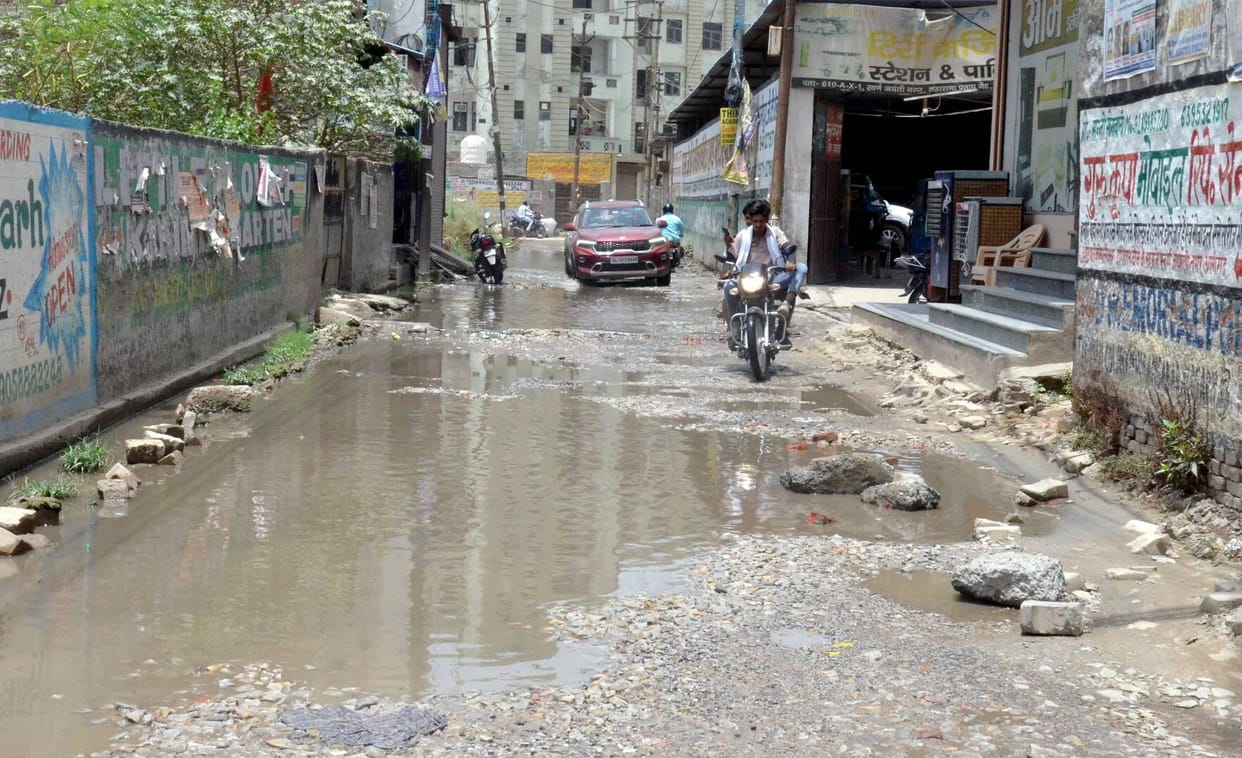 Potholes and waterlogging in Swarna Jayanti Nagar, 20,000 people troubled