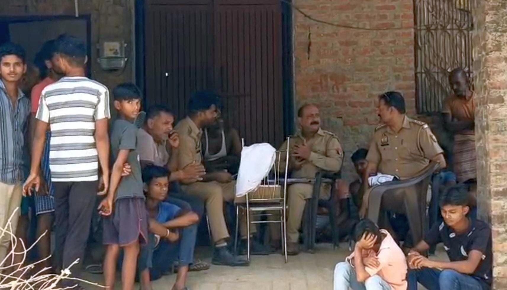 महमूदाबाद में जांच करती पुलिस। संवाद