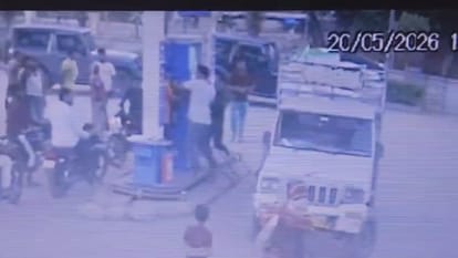 Petrol Pump Turns Into Battlefield Over One Rupee Transaction, Salesman Beaten Up – Ghaziabad News Petrol Pump Turns Into Battlefield Over One Rupee Transaction, Salesman Beaten Up – Ghaziabad News