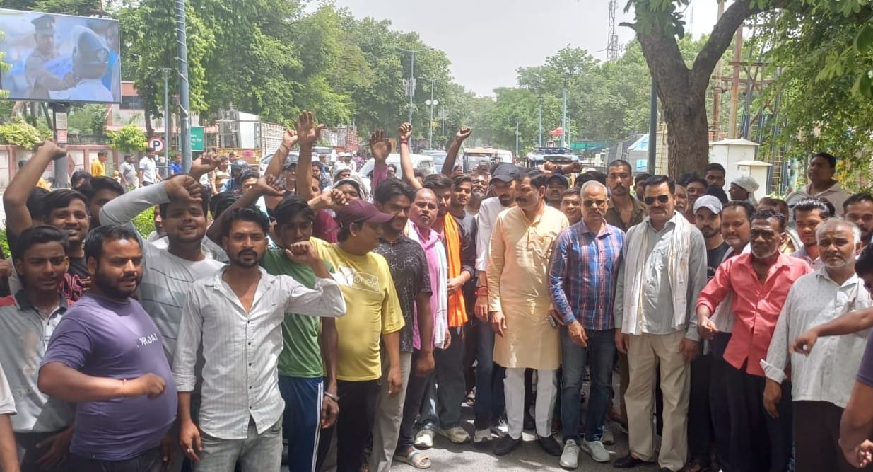 Street vendors protested against the action of the Municipal Corporation