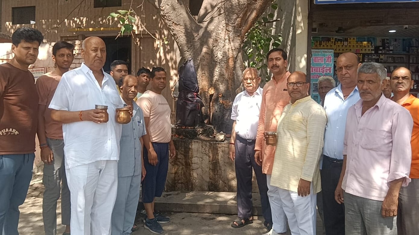 पिलखुवा के राधा कृष्ण मंदिर में शनिदेव की प्रतिमा खंडित होने के बाद एकत्र हुए श्रद्धालु।संवाद