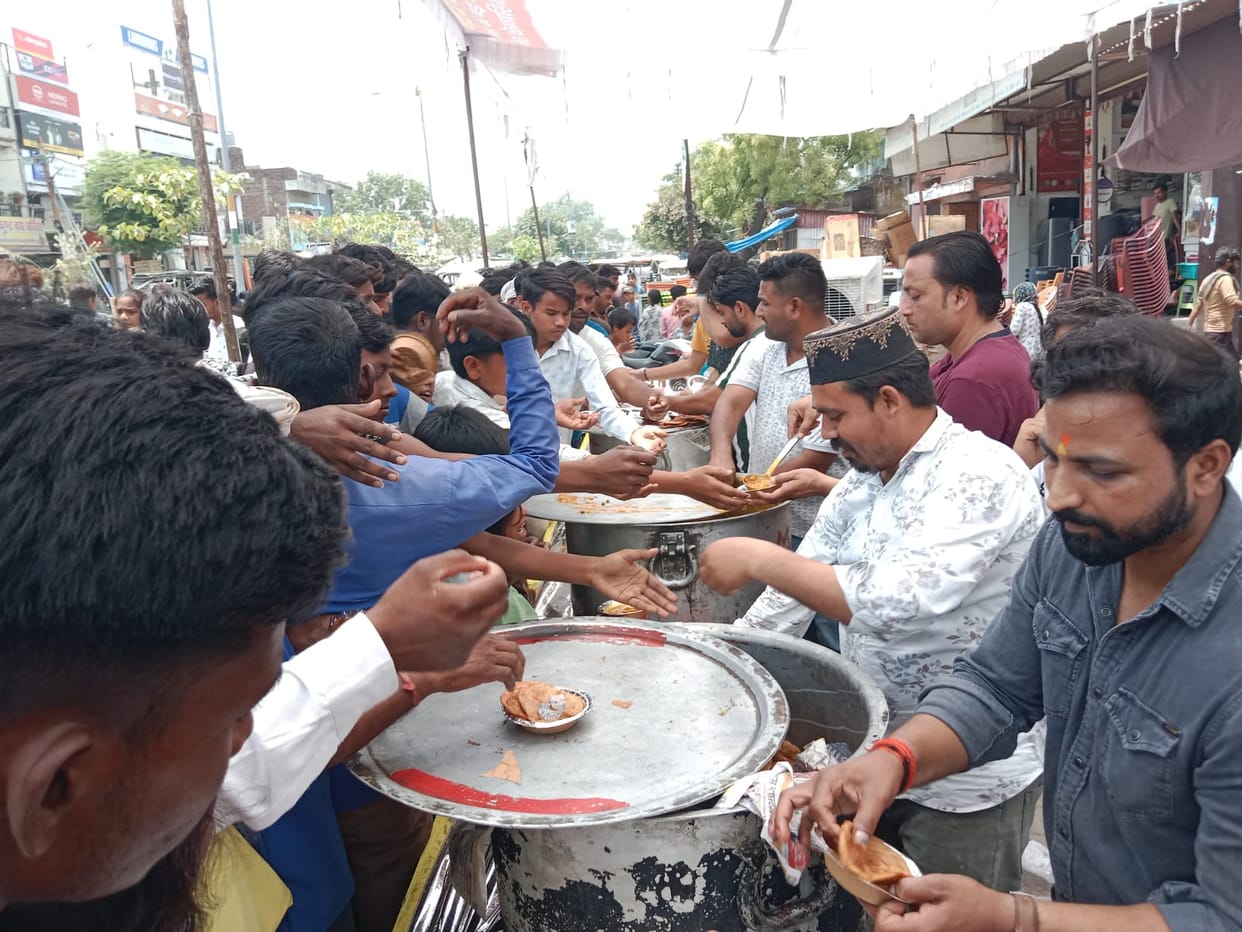 Bada Mangal was filled with faith, service and devotion