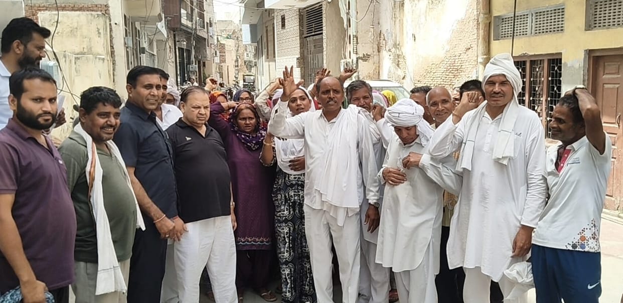 Residents of Dadri Gate and Dhana Road protested against the drinking water crisis and submitted a memorandum to the MLA.