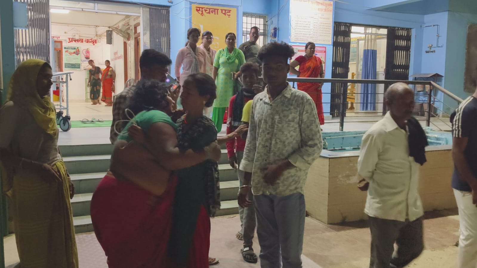 पुरैनी सीएचसी में रोते बिलखते परिजन