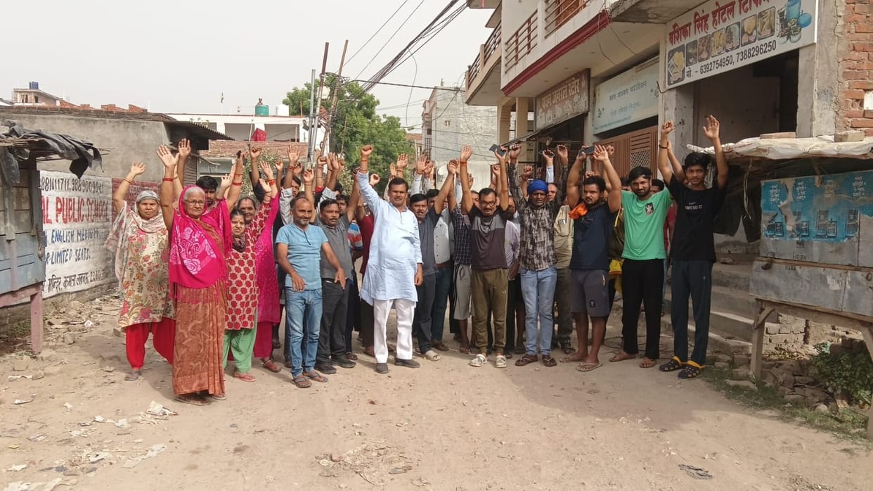 Roads in Ismailganj are not being built even after tenders have been issued.