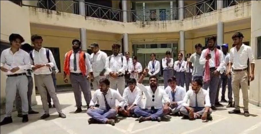 BBA students staged a sit-in protest at PU over the delay in arrival of examiners