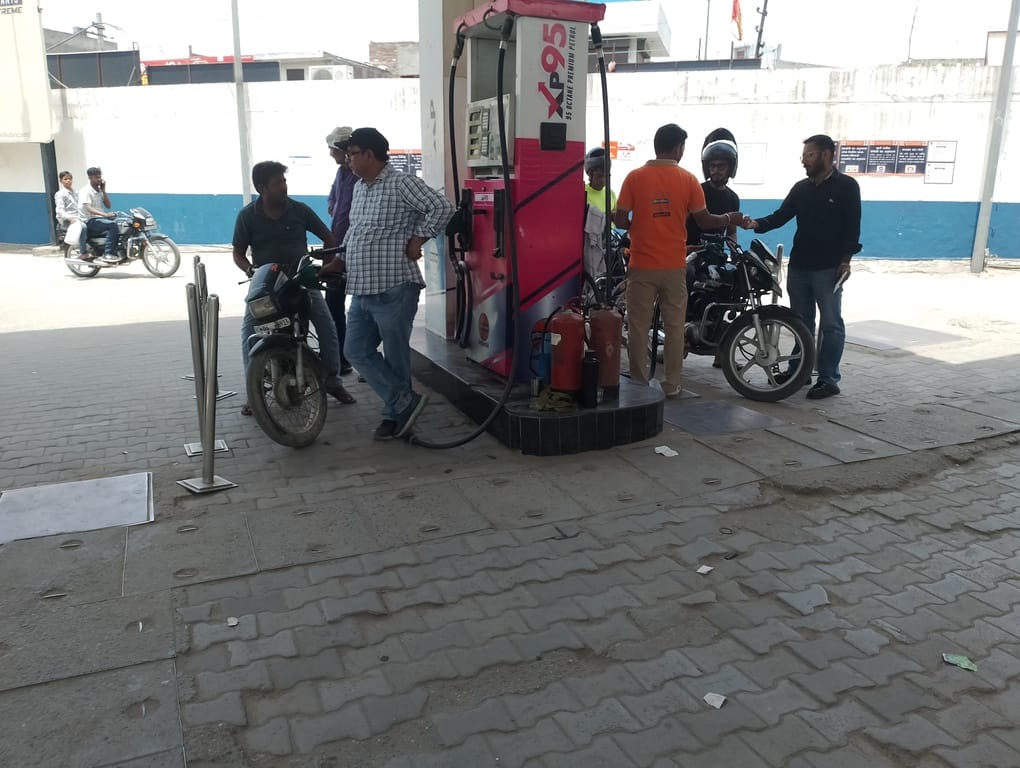 Petrol crosses Rs 100 in rising heat