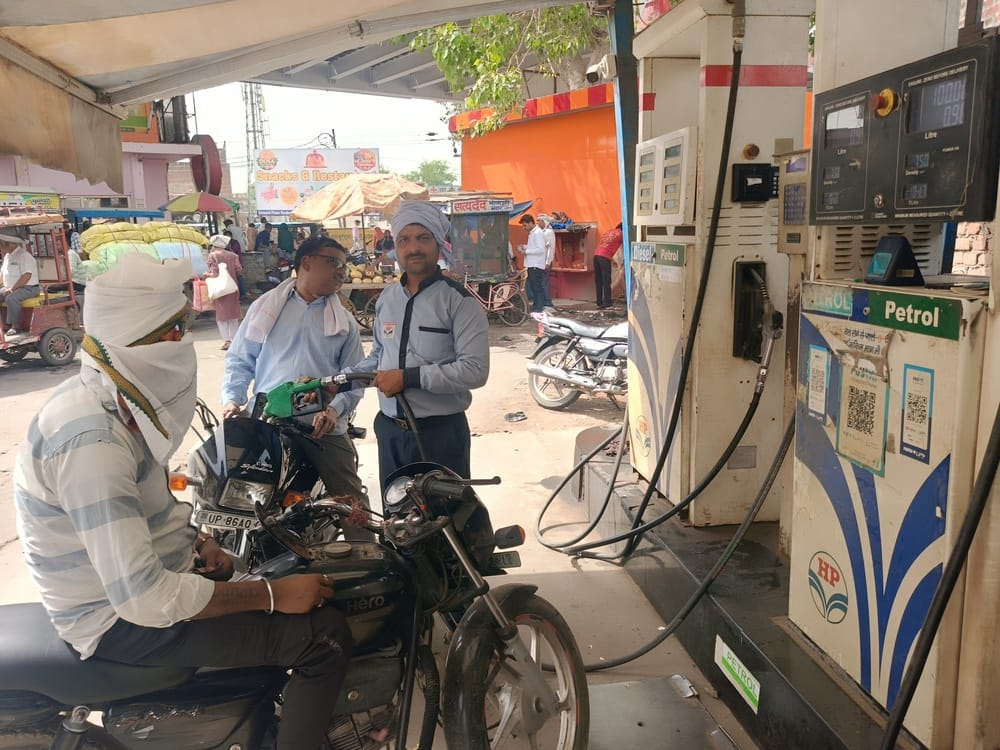 Petrol Crosses 100 in Hathras; Diesel Also Becomes More Expensive