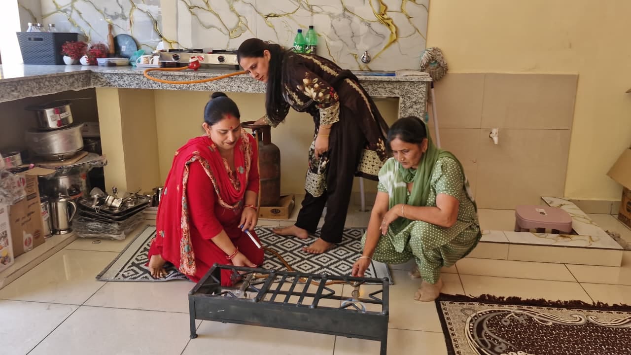 शहर में महिलाओं के समूह की ओर से चलाए जाने वाले रेस्त्रां को तैयार करने में जुटी महिलाएं