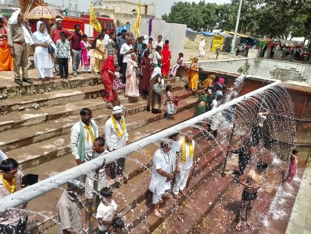 Saints took a royal bath in Dharnidhar Sarovar