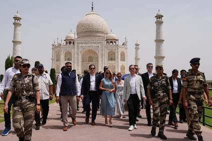 Protocol was broken for the US Secretary of State, leaving thousands of tourists scorched by the sun, the Taj Mahal was closed unannounced, and tourists were evacuated, causing distress for an hour and a half.