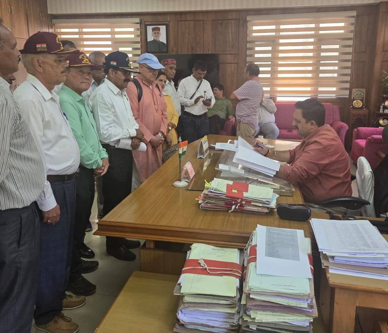 Ex-servicemen sent a memorandum to the President through Deputy Commissioner Solan.